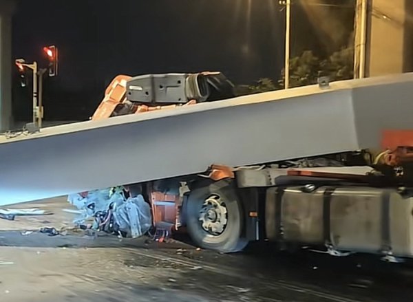 博星优配 惊险！货车刹车，车载钢构件冲顶驾驶室